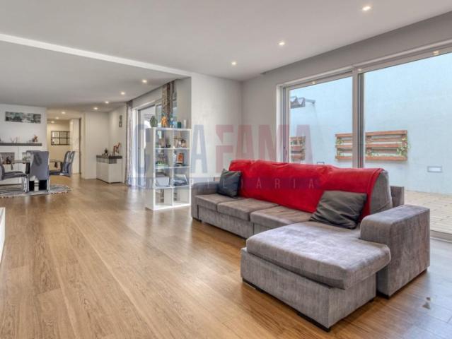 Apartamento T3 semi novo, localizado em Montgeron na Póvoa de Varzim