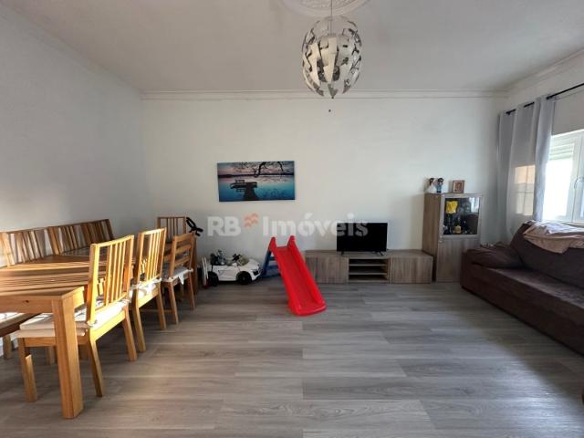 Apartamento T3 c/ Varanda e Sótão, Semi Remodelado no Rossio, Abrantes