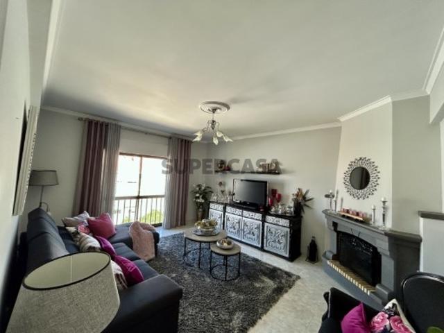 Apartamento T3, semi renovado, no Centro da Amora!