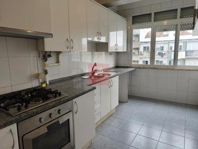 Apartamento T3 situado na Venteira 2 casas de Banho