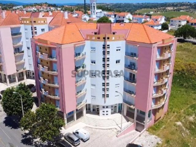 Apartamento T3/ sótão/garagem fechada em Torres Novas