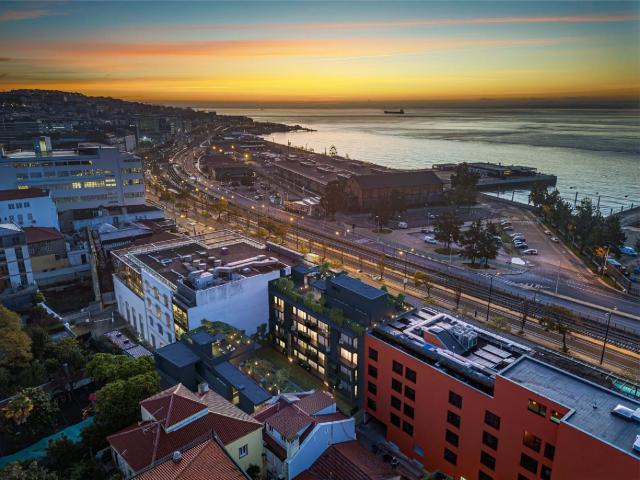 Apartamento T0+1 com rooftop, vista rio e parqueamentos no Empreendimento VARINO 15 | Lisboa