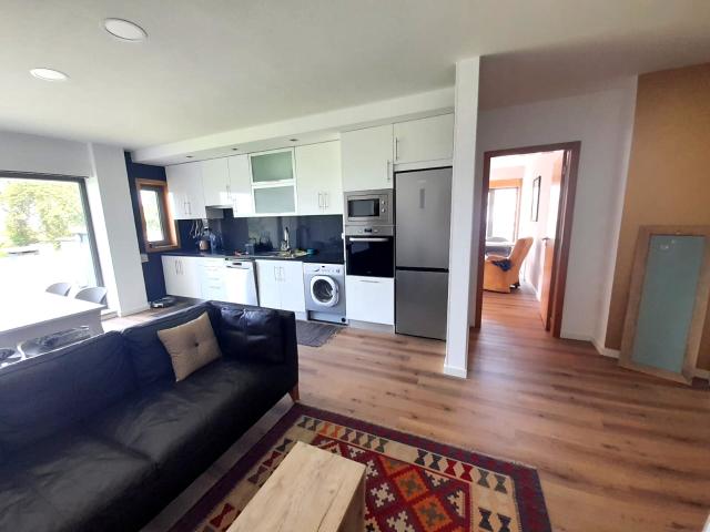 Apartamento T0+1 com terraço, totalmente mobilado e equipado para arrendamento em Aradas!