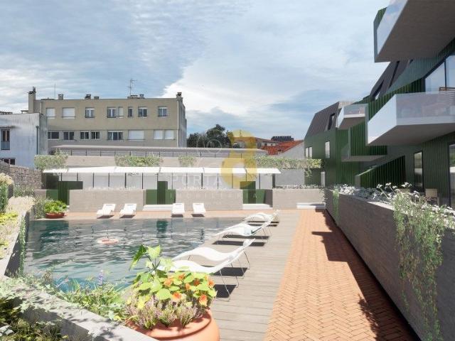 Apartamento T0+1 duplex, com terrao, condomnio fechado com piscin.