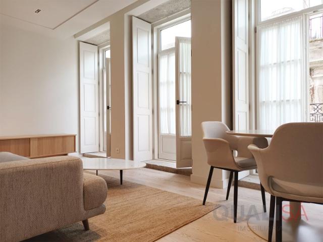 Apartamento T0+1 novo com varanda, equipado e mobilado, no centro histórico de Braga para arrendamento