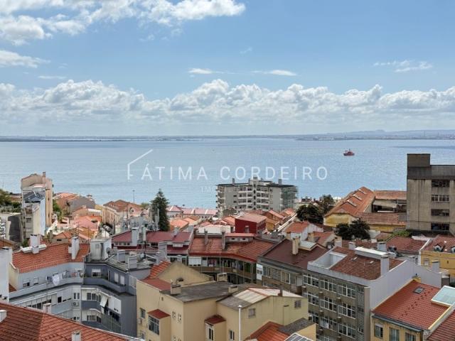 Apartamento T0 acolhedor com parqueamento e com uma deslumbrante vista panorâmica sobre o rio, ideal para quem procura conforto e tranquilidade em localização privilegiada