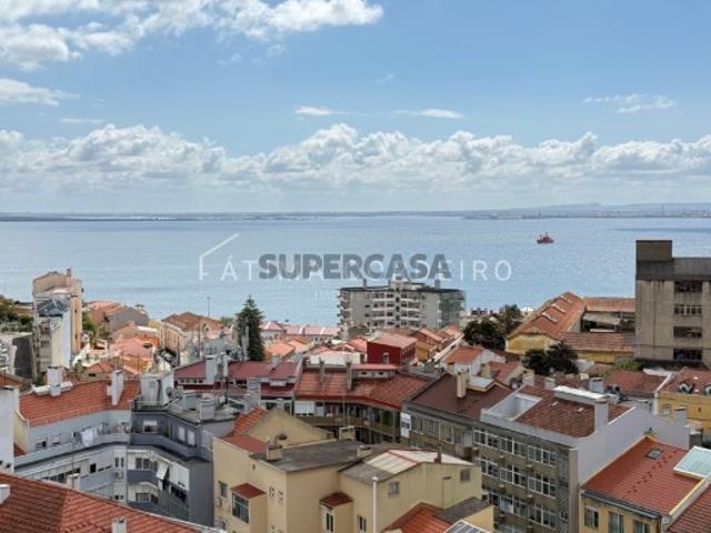 Apartamento T0 acolhedor com parqueamento e com uma deslumbrante vista panorâmica sobre o rio, ideal para quem procura conforto e tranquilidade em localização privilegiada