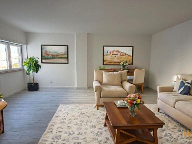Apartamento T0 com parqueamento e vistas de mar | 26064061997