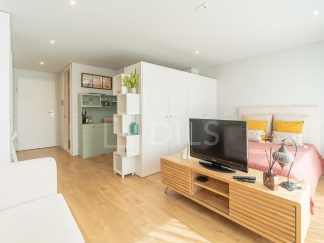 Apartamento T0 com varanda, garagem e arrumos em Matosinhos