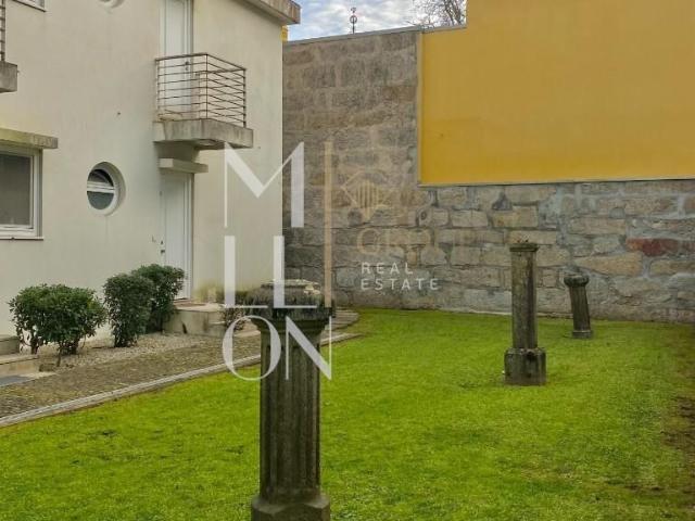 Apartamento T0 em condomnio fechado na zona mais central do Porto a R