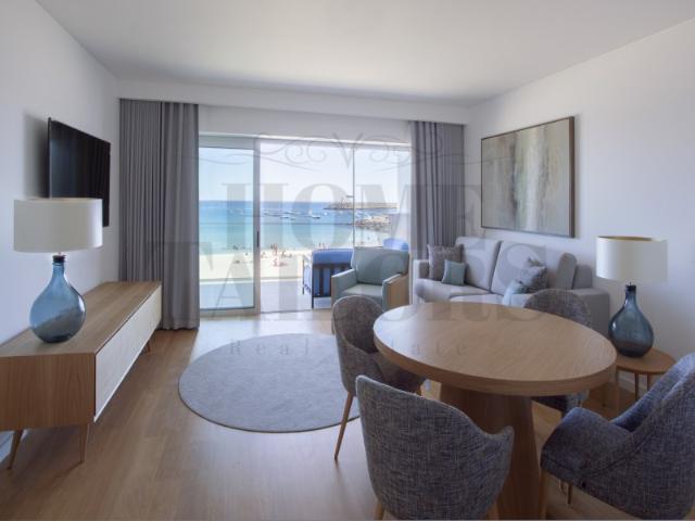 Apartamento T0 em primeira linha de mar, com varanda e estacionamento