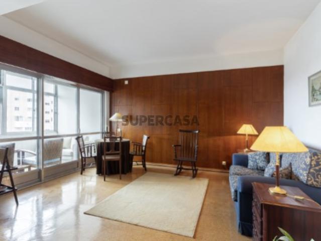 Apartamento T0, estúdio para remodelar, em Cascais
