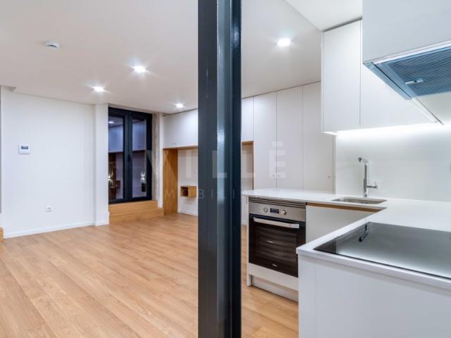 Apartamento T0 equipado com varanda na Baixa do Porto