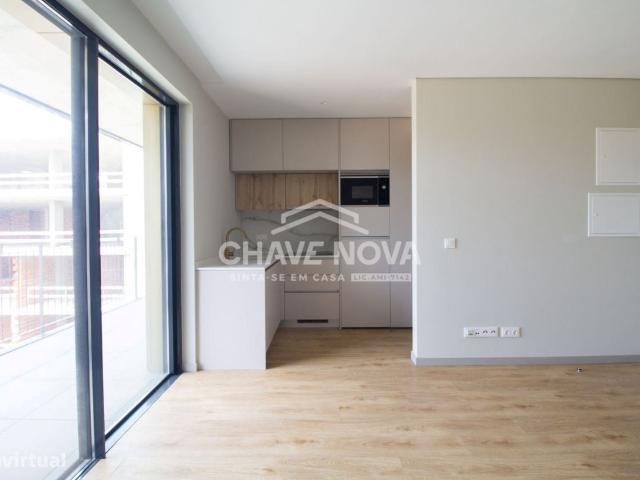 Apartamento T0 Novo C/ Lugar de Garagem em Santa Marinha VL8