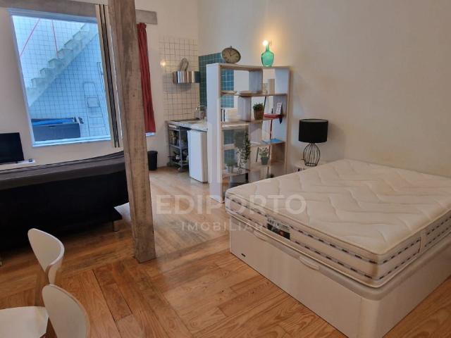 Apartamento T0 para arrendamento mobilado e equipado à Trindade centro Porto, Porto
