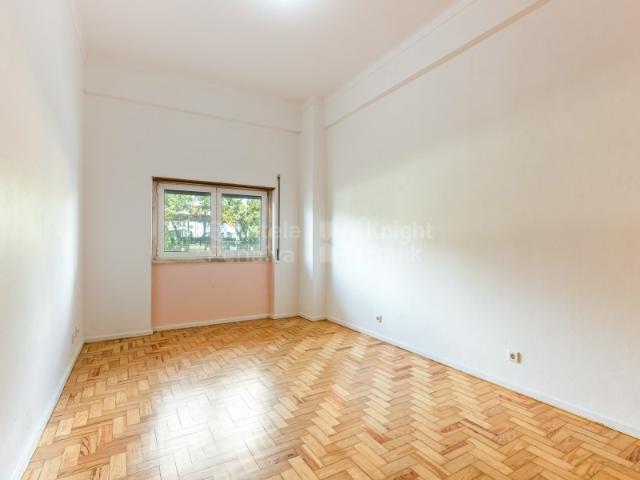 Apartamento T0 para arrendamento sem móveis nas torres do Restelo