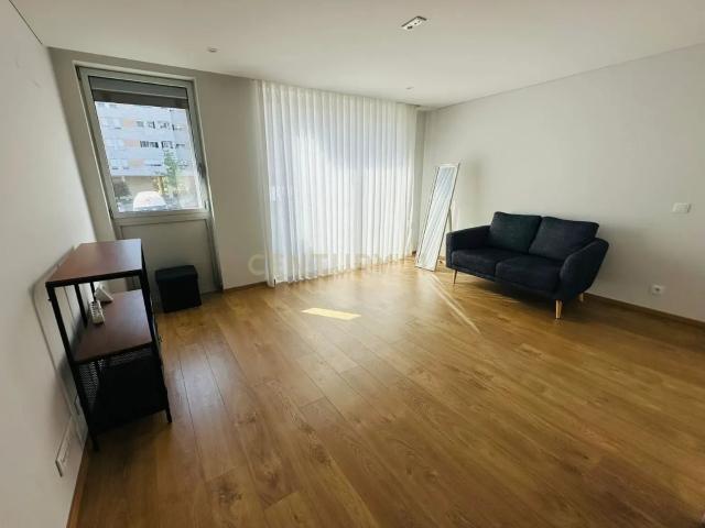 Apartamento T0 para Arrendar com Varanda, Garagem e Concierge 24h | Edifício Evolution