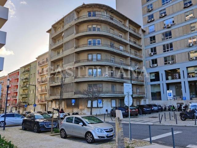 Apartamento T0 para remodelar com área exterior de logradouro