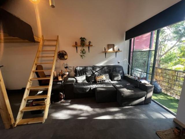 Apartamento T0 remodelado, com Mezanino e varanda, Condomínio Palmela Village