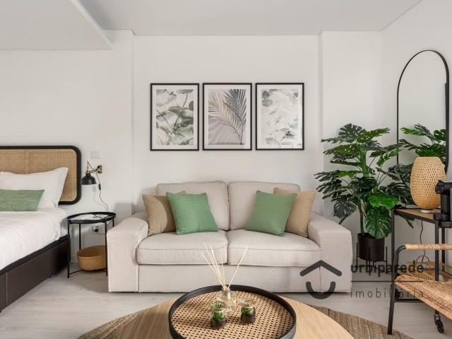 Apartamento T0, remodelado em Paço de Arcos