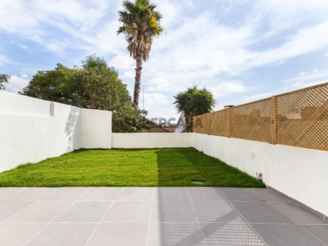 Apartamento T1+1 com jardim totalmente remodelado a estrear em Algés