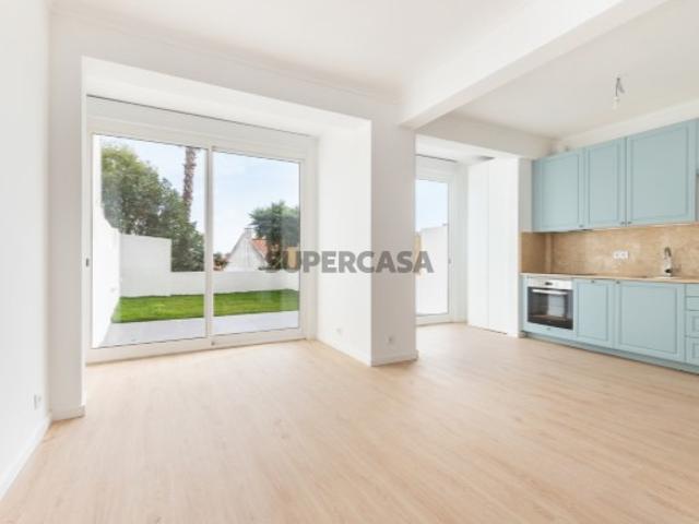 Apartamento T1+1 com jardim totalmente remodelado a estrear em Algés