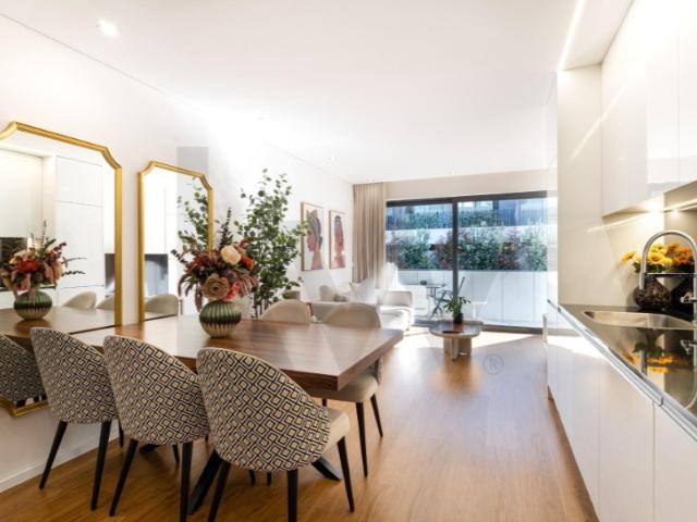 Apartamento T1+1 com varanda e lugar de garagem em Canidelo