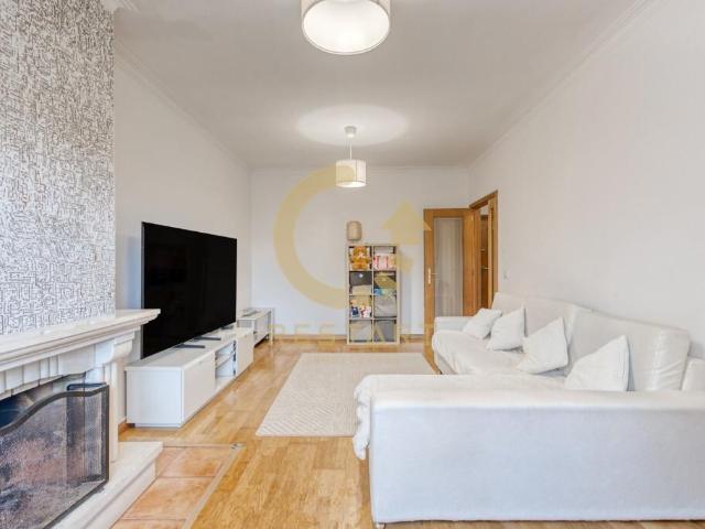 Apartamento T1+1 à venda em Pedroso Rua do Casal