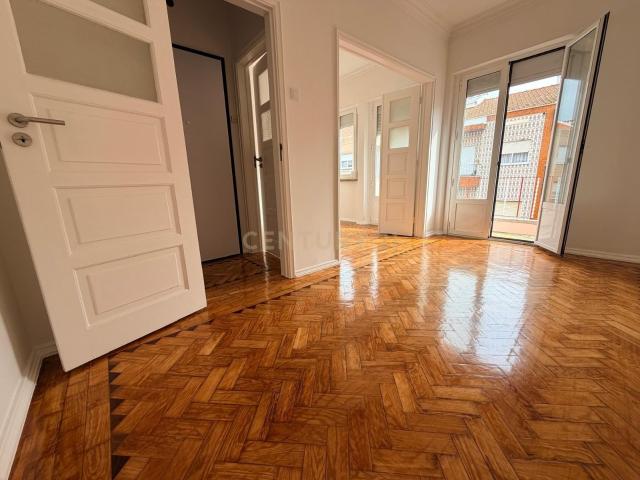 Apartamento T1+1 em Algés, Oeiras Oportunidade Única!