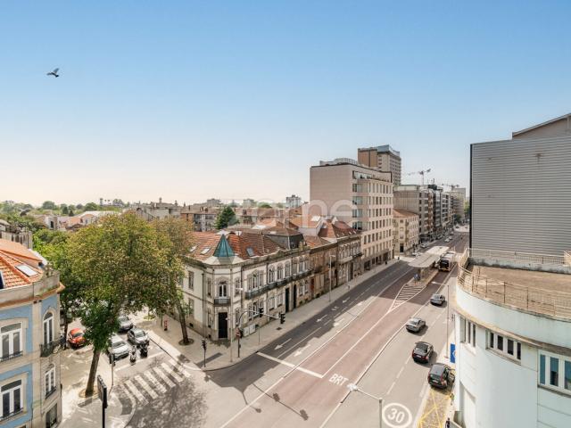 Apartamento T1+1 em plena Av. Boavista