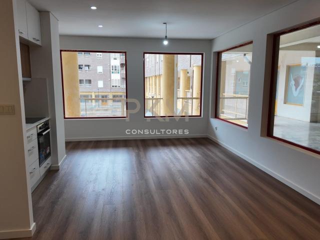 Apartamento T1+1 | Junto Ao Hospital | Próximo De Comércio E. 70m² Águas Frias