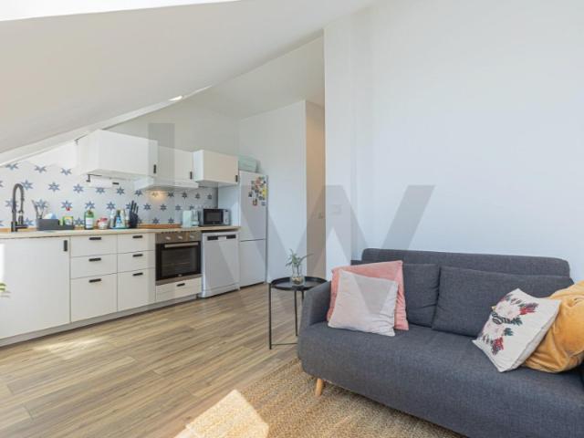 Apartamento T1+1 | Largo do Galvão, Lisboa. Sótão com caráter no coração de Belém