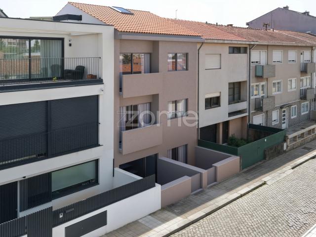 Apartamento T1+1 novo, com jardim, em Aldoar