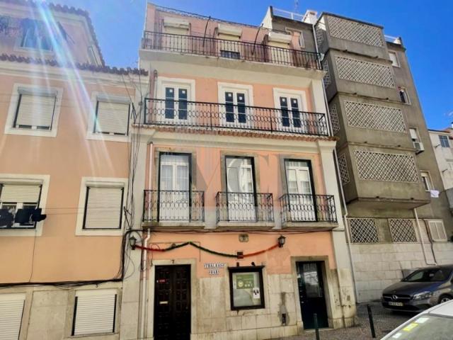 Apartamento T1+1, no sótão 4º Piso sem elevador, com 49m², situado no bairro da Graça em Lisboa!