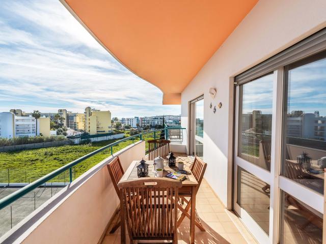 Apartamento T1+1 no último andar em Meia Praia