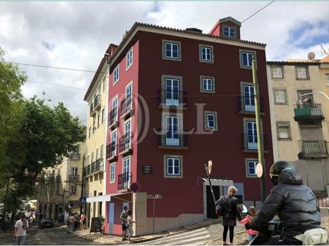 Apartamento T1+1, na Calada do Menino Deus, Lisboa