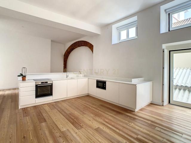 Apartamento T1+1 para arrendar em Alfama