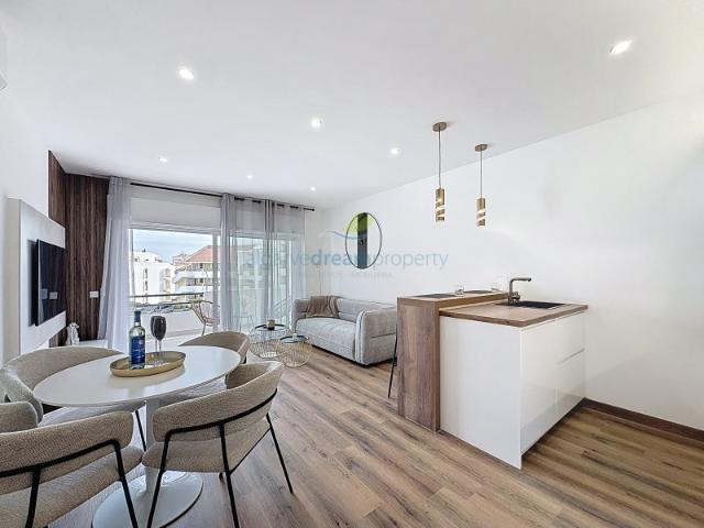 Apartamento T1+1 recentemente renovado, localizado no coração de Albufeira, inserido num condomínio com jardim e piscina
