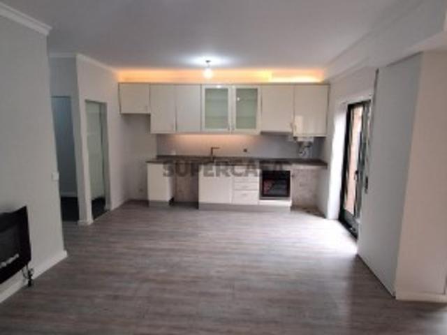 Apartamento T1+1 renovado em Matosinhos Sul