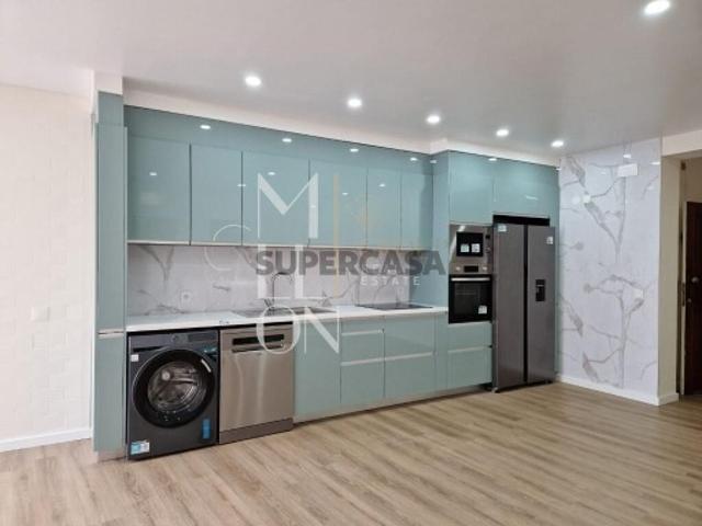 Apartamento T1+1 renovado em Vila do Conde, localizado a aproximadamente 1.000 metros da praia