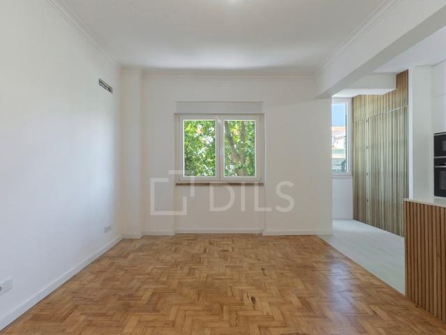 Apartamento T1+1 renovado próximo do Jardim de Santa Clara e do metro