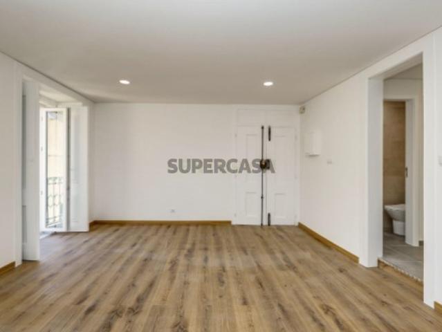 Apartamento T1+1 totalmente remodelado, próximo da Assembleia da República
