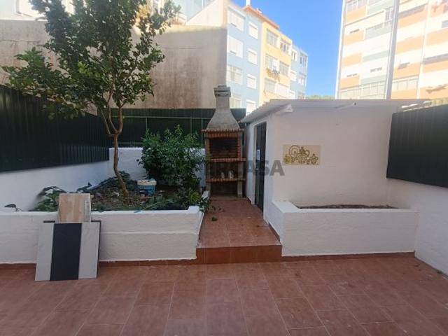 Apartamento T1+2 totalmente remodelado com Terraço na Amadora