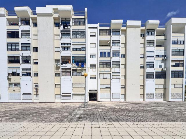 Apartamento T1+3 localizado a apenas 5 minutos das magníficas praias da Costa da Caparica