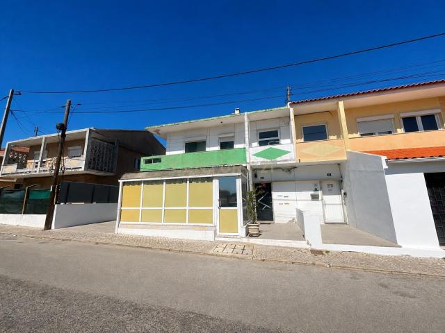 Apartamento T1 + 1 com Logradouro no Feijó