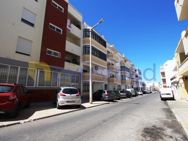 Apartamento T1 + 1, localizado no centro de Quarteira