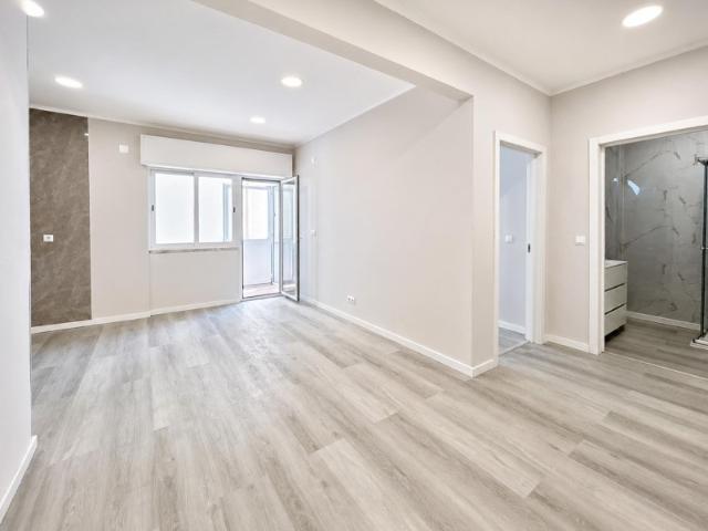 Apartamento T1 Totalmente Remodelado à Venda no Centro da Amadora, em Frente à Estação