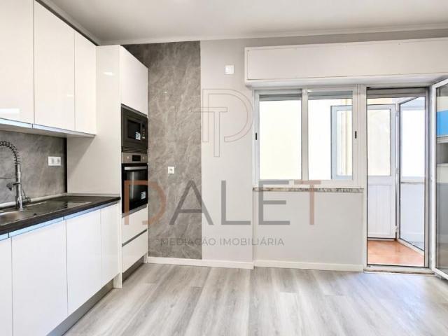 Apartamento T1 totalmente remodelado junto à estação da Amadora ideal para habitação ou investimento