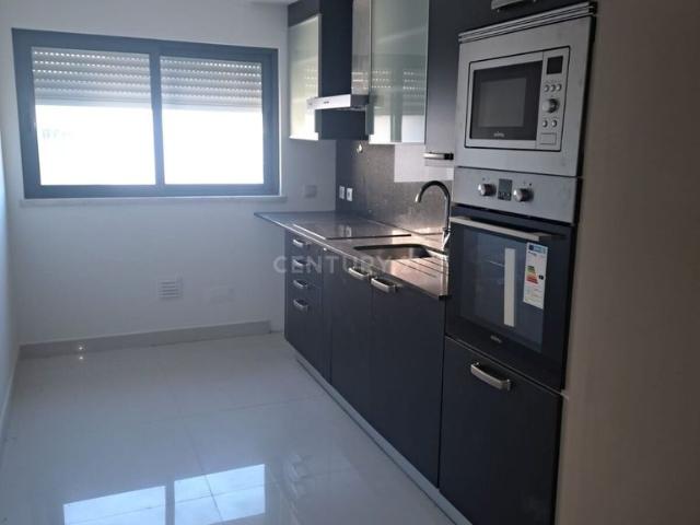 Apartamento T1 Totalmente Remodelado Lazarim, Caparica Com Box