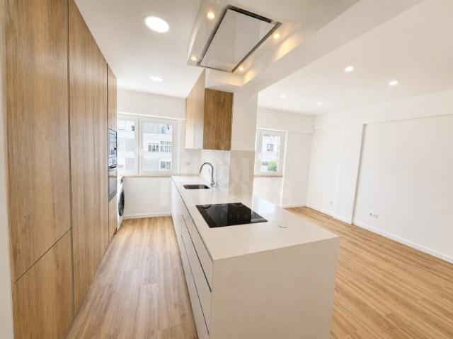 Apartamento T1 Totalmente Remodelado na Torre da Marinha